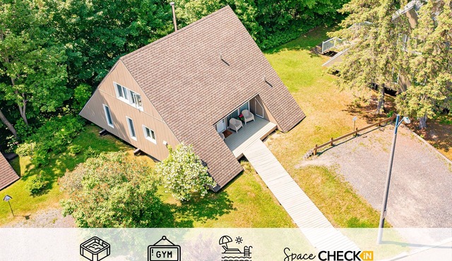 The Misco | Spa | AC | Mont-Ste-Anne | Indoor and Outdoor Pool | Sauna | BBQ