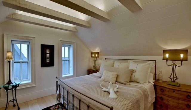 The Nest - King Bedroom with Ensuite Bath in Charming Creemore B&B