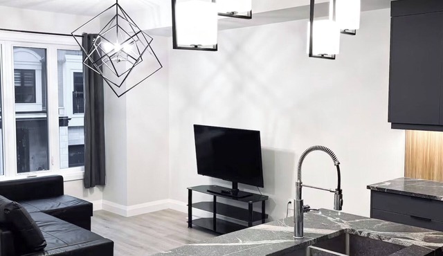 The Onyx Modern Stay by Cambridge Mill