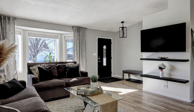 The Perfect 5 Bed, 4 Baths, Mini gym, 2 Kitchens, 2 Living rooms