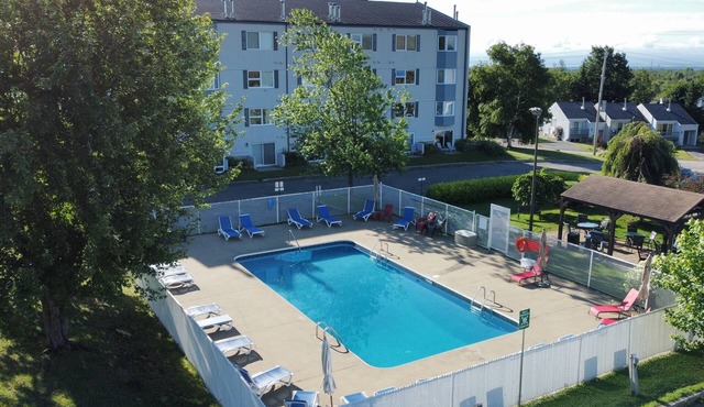 The Stylish| Mont St-Anne | Pool & Sauna | AC | Smart TV with channels