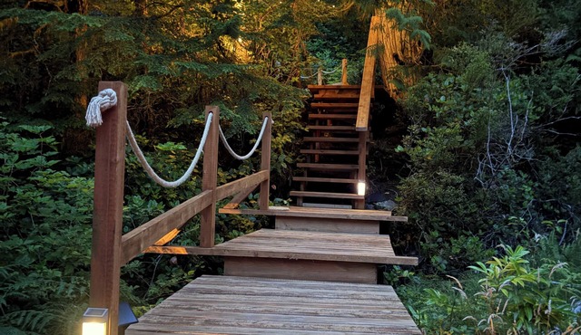 The Sea Wolf. Private inlet retreat. Just a 5 minute walk to Chesterman Beach!
