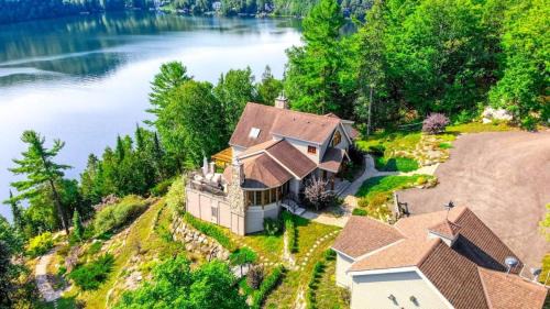 The Vista - Magnificent waterfront beach & hot tub