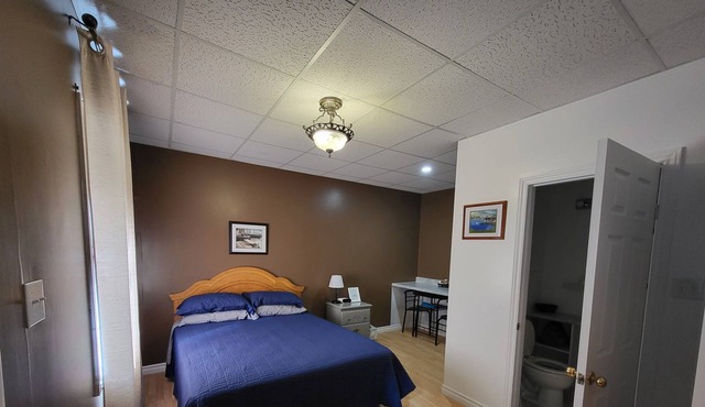 Thickwood Inn - Room #7 (2 People)