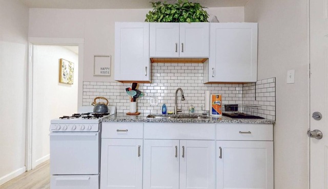 This duplex is a 1 bedroom(s), 1 bathrooms, located in Albuquerque, NM.