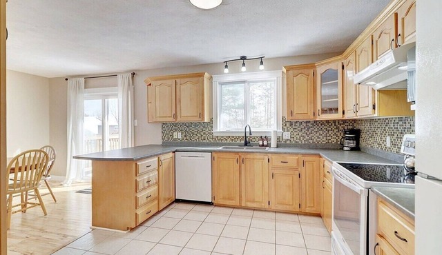 This house is a 3 bedroom(s), 2 bathrooms, located in Fredericton, NB.
