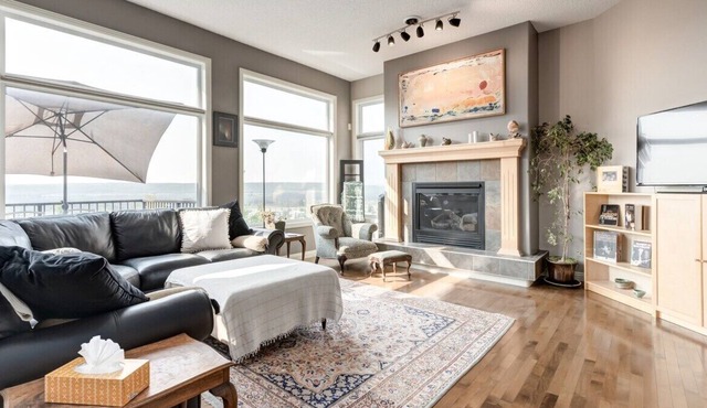 This house is a 3 bedroom(s), 2.5 bathrooms, located in Calgary, AB.