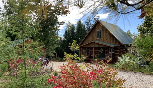 Timber cottage with hot tub & sauna. Chalet de bois timber avec spa & sauna.