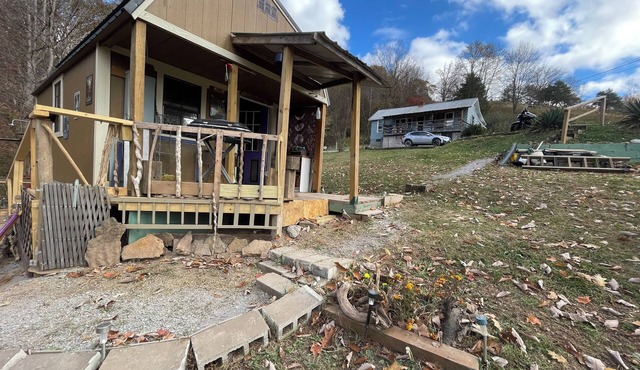 Tiny home overlooking the river with SPECTACULAR VIEWS and lots of extras!