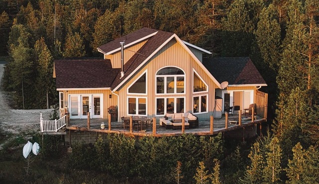 Tobermory Retreat + SAUNA | Waterfront | 4-Season | EV Charger