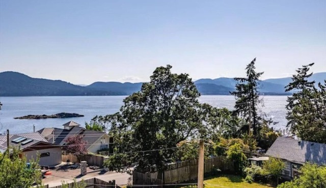 Top floor oceanview suite, 5 minute walk to beach!