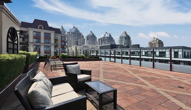Toronto Furnished Condo - Modern 1 Bed, 1 Bath Corner Suite. 6 month+ Stays