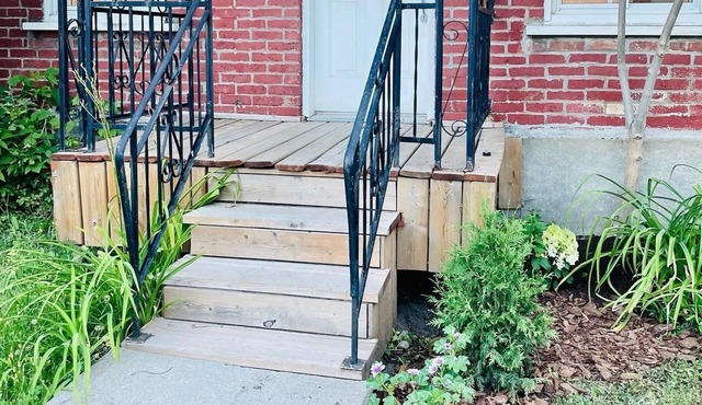 Townhouse with garden: one minute walk to Metro