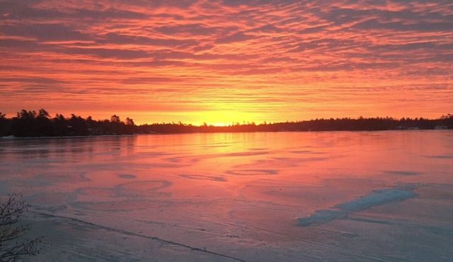 Tranquil Lakeside Retreat central to Halifax, Annapolis Valley and Ski Martock