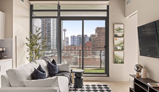 Travellers Dream Beltline Condo with Gym, Pool & Views