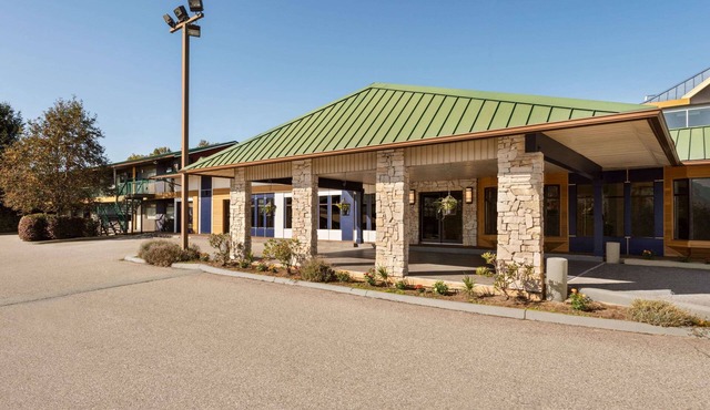 Travelodge by Wyndham Abbotsford Bakerview