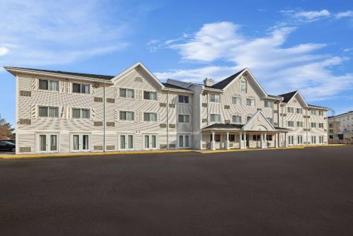 Travelodge Suites by Wyndham Regina - Eastgate Bay