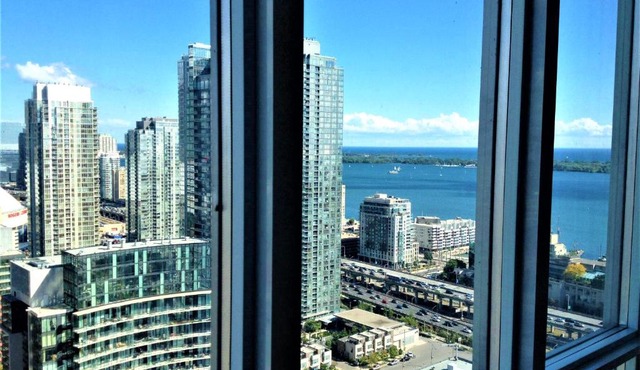 TVHR - Luxury Condos in Heart of Downtown with Breakfast