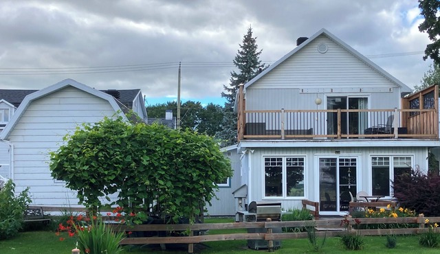 Two storey house located on the St-Lawrence river with 3 bedrooms 3 double beds.