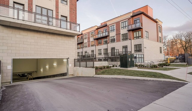 Ultra luxurious 3 BR 2 Bath 1 Parking Toronto Airport And Sq1