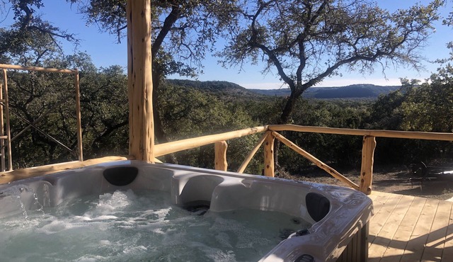 Unique Tilted Treehouse, Private Hot Tub, VIEW on acreage