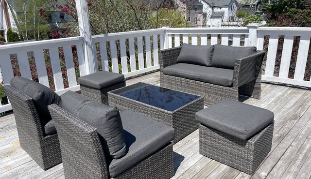 Upper TwoBedroom Close to Everything/Schools/Restaurants