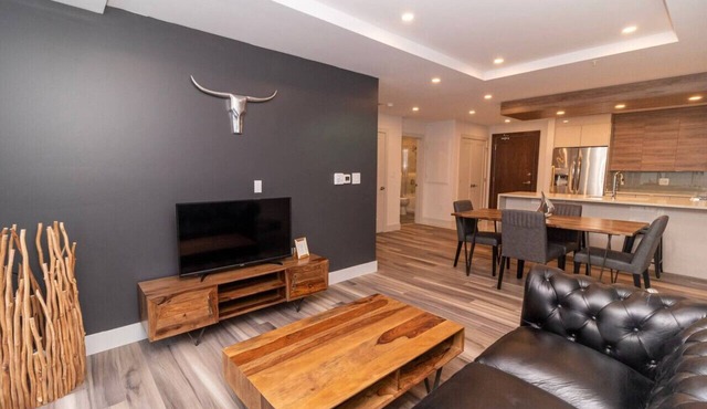 Urban 1BR Apt with City Views, Walk to Waterfront