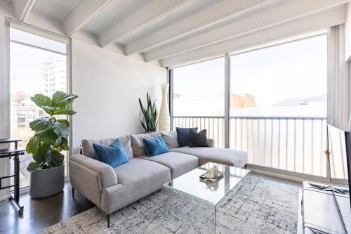 Urban 1BR with AC, Rogers Arena, Parking, Chinatown