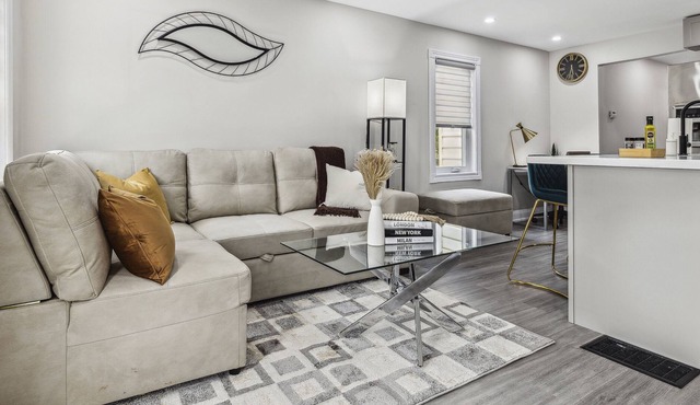 Urban Oasis: Cozy 3B/1B + Office, 5G, Kitchen, Parking with modern furnishings