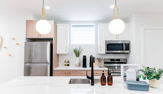 *Urban Oasis | Cozy & Central | 5 min to Downtown*