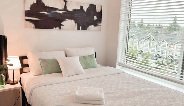 Urban Retreat MOUNTAIN VIEWS .10 min walk to restaurants ,grocery &coffee shops