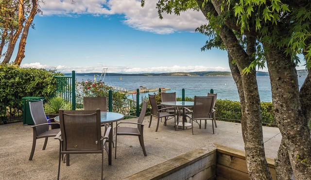 Vancouver Island Getaway - Island Sea Dream Condo at Inn of the Sea