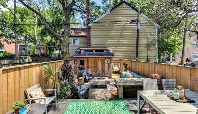 Victorian home on quiet dead end street, walk to parks and shops/restaurants