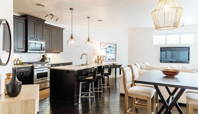 Wake up to lake views at this bright corner condo in West Kelowna. Enjoy a full kitchen, private patio, in suite laundry, & resort amenities including a pool, hot tub, beach, & gym. Just minutes from top wineries, cafés, & downtown Kelowna.
