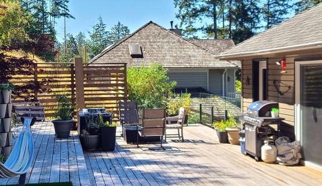 Walk to beach from this modern Bowen Island home w/ocean & mountain views.