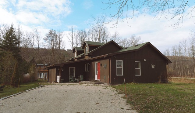 Walk to the Lift, Relax in Comfort – 6 bedroom Blue Mountain Chalet with Hot Tub