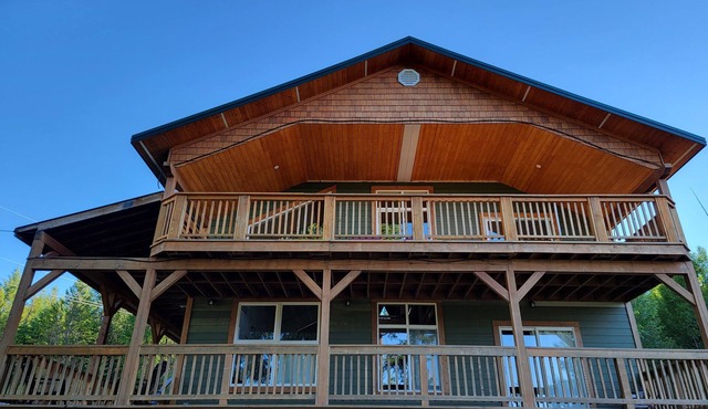 Walking distance to Christina Lake, Family friendly for up to 12 people.