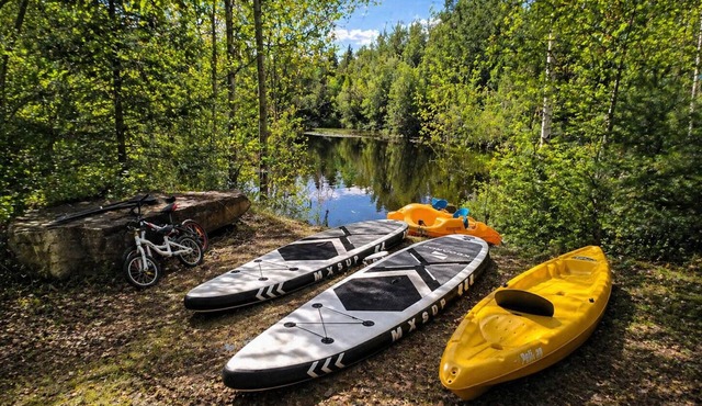 Waterfront 4BR Chalet: Hot Tub, Kayak, 1h MTL