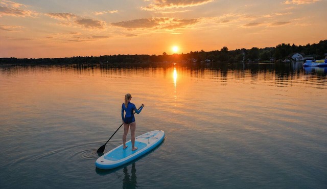 Waterfront-Canoe, Paddleboard, Hot tub, kayaks, AC, wifi, golf, 1 hr to Toronto