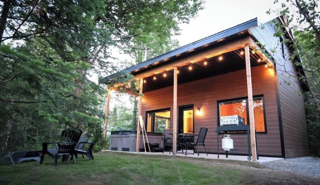 Waterfront Chalet with Spa | Le Pic-Bois