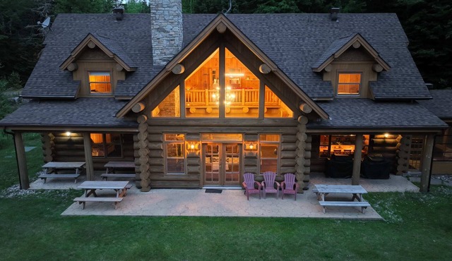 Waterfront - corpo friendly, huge log chalet