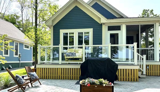 Waterfront Cottage in Gated community resort.