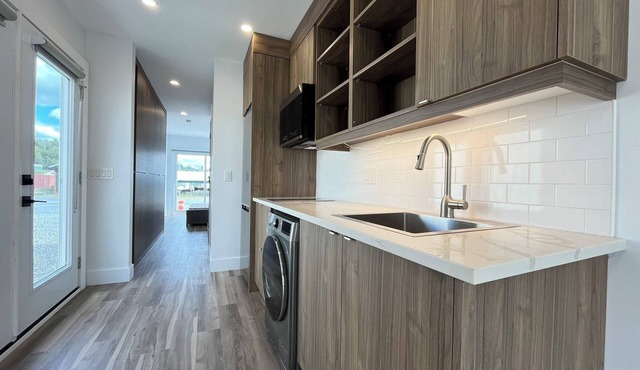 Waterfront Cozy Cabin! 10 Minutes to Downtown Halifax