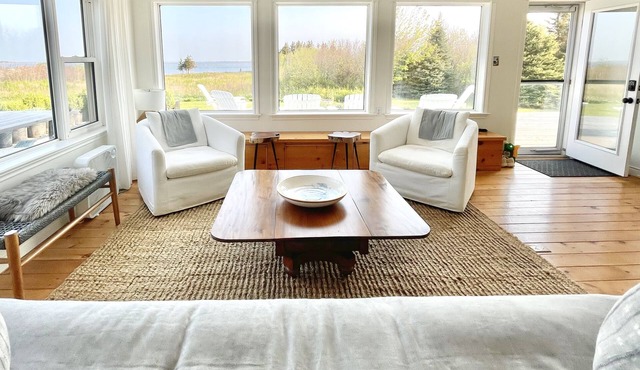 Waterfront Farmhouse - Renovated June 30 2022