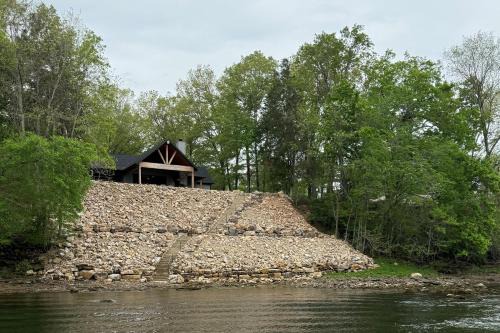 Waterfront Flippin Retreat w/White River Access!