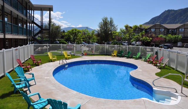 Waterfront, ground floor, 2 Bedroom Suite on Skaha Lake Paradise Resort