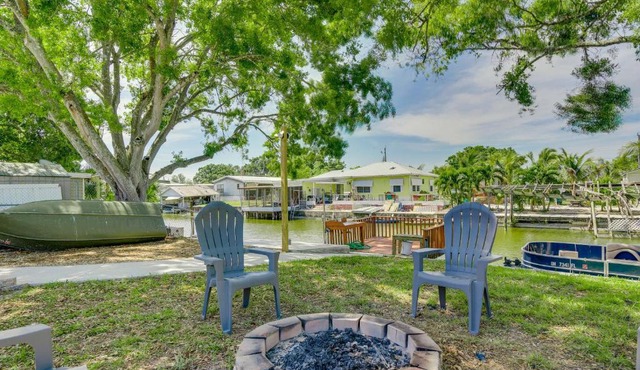 Waterfront Okeechobee Getaway w/Backyard Dock!