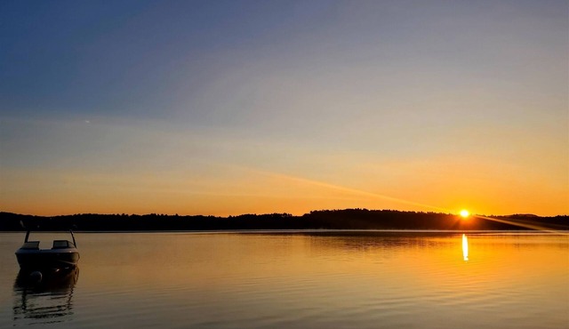 WATERFRONT ON BRANDY POND! SLEEPS 20!