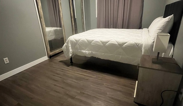Welcoming 3-bedroom house with WiFi in Edmonton and smart tv per room.n