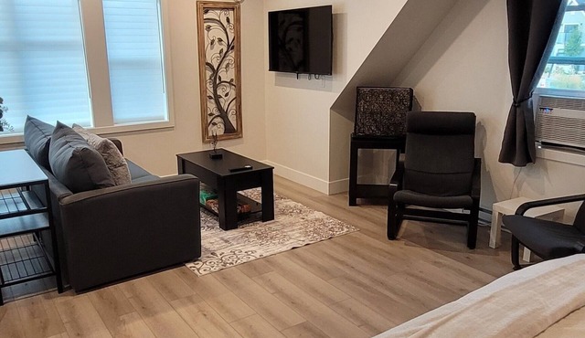 Welcoming fully furnished bungalow with AC in Chilliwack